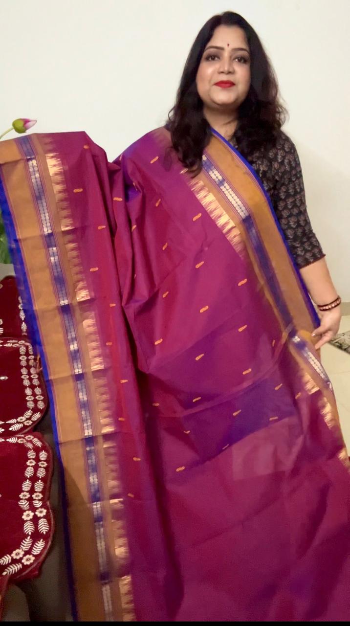 A weave that speaks tradition with a twist of contrast & temple Border